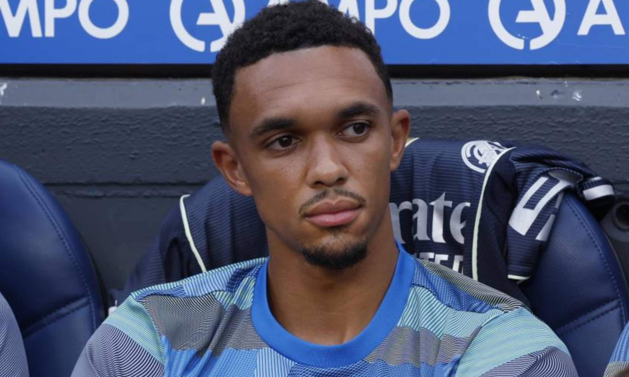 Trent Alexander-Arnold sentado en el banquillo.