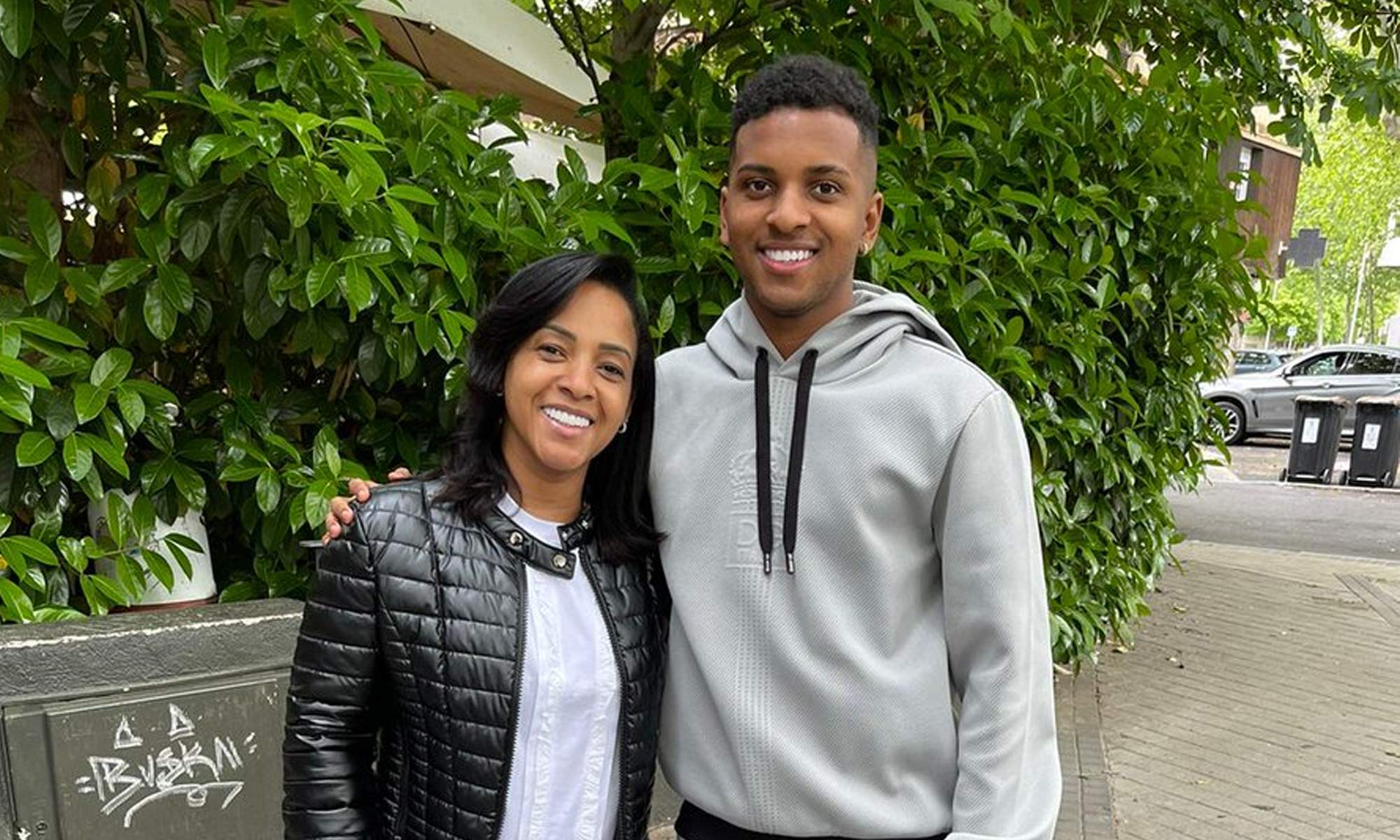 Rodrygo Goes con su madre. 