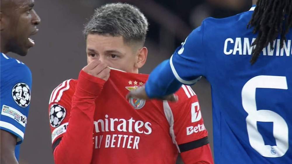 Gianluca Prestianni, bajándose la camiseta ante Vinicius Junior y Eduardo Camavinga. Gianluca Prestianni, bajándose la camiseta ante Vinicius Junior y Eduardo Camavinga.