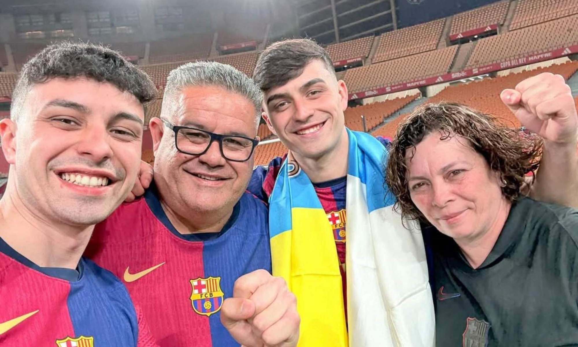 Pedri, en una fotografía subida a redes sociales en la que sale con sus padres y su hermano. Pedri, en una fotografía subida a redes sociales en la que sale con sus padres y su hermano.