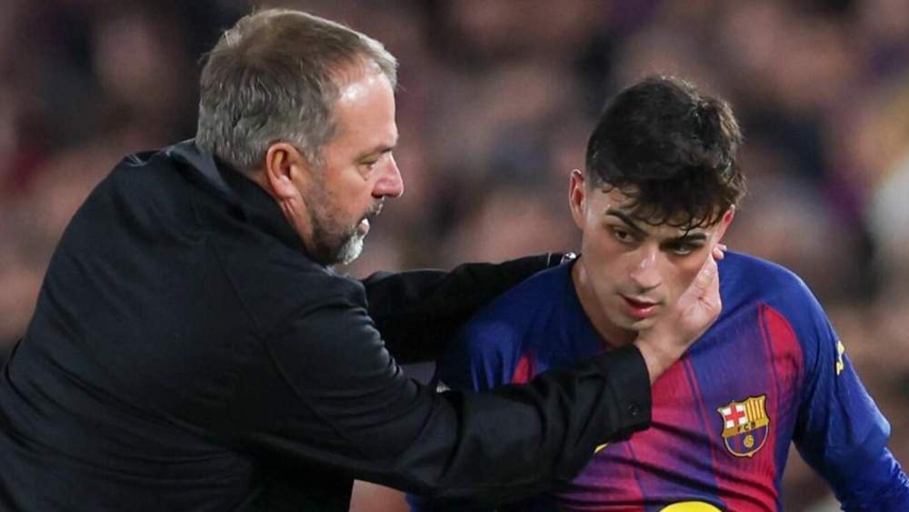 Hansi Flick, hablando con Pedri en un partido del Barça durante esta temporada. Hansi Flick, hablando con Pedri en un partido del Barça durante esta temporada.