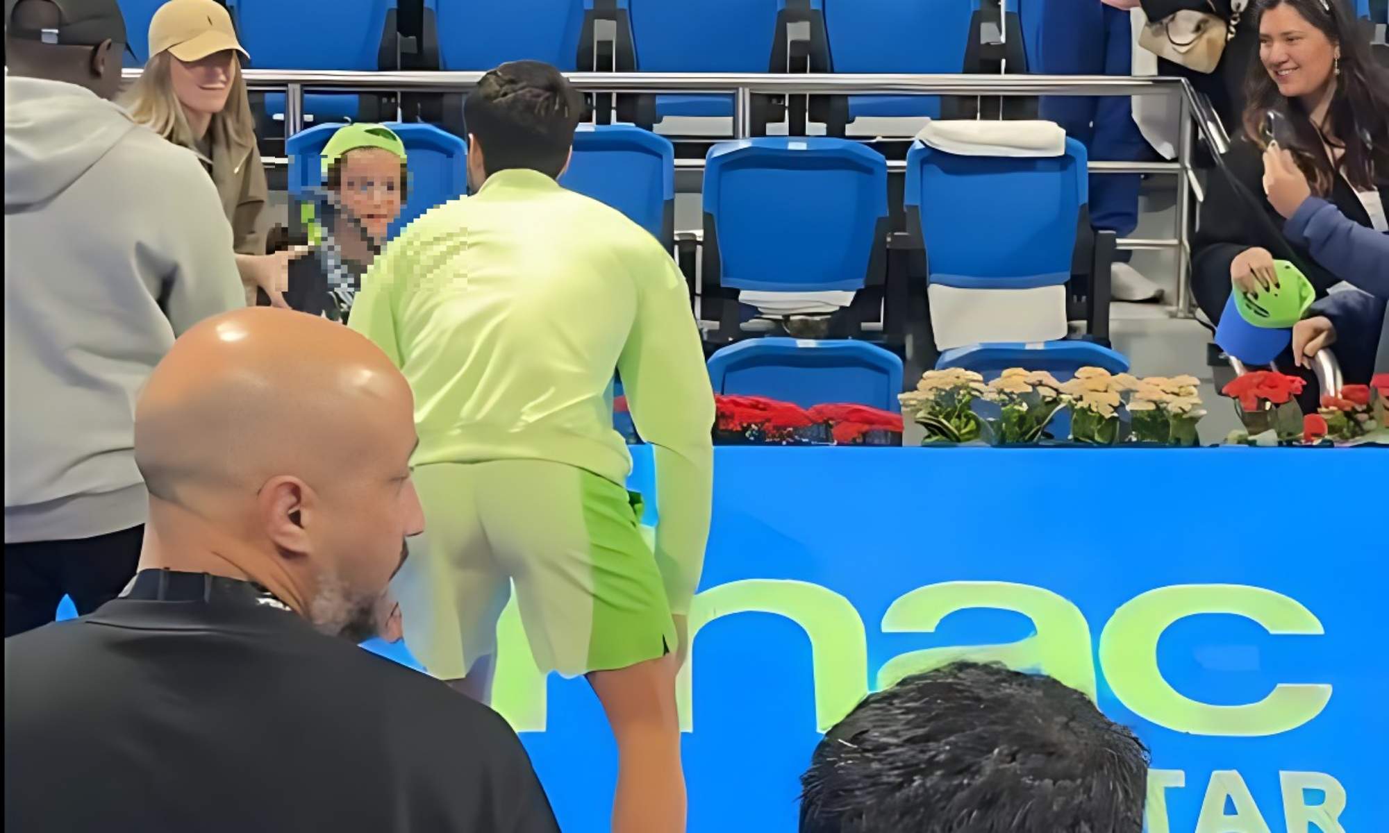 Carlos Alcaraz regala su raqueta al hijo de un exjugador del Real Madrid: "Muchas gracias" Carlos Alcaraz regala su raqueta al hijo de un exjugador del Real Madrid: "Muchas gracias"