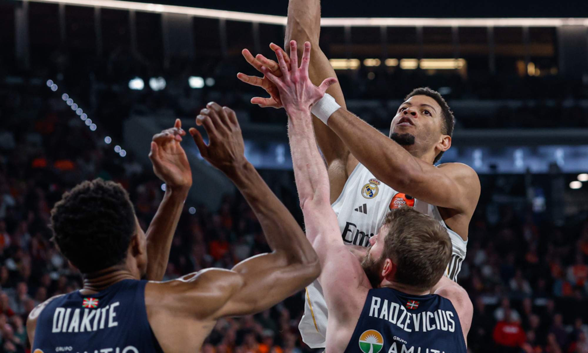 Edy Tavares, encestando una canasta durante la final de la Copa del Rey ante el Baskonia. Edy Tavares, encestando una canasta durante la final de la Copa del Rey ante el Baskonia.
