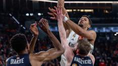 Edy Tavares, encestando una canasta durante la final de la Copa del Rey ante el Baskonia.