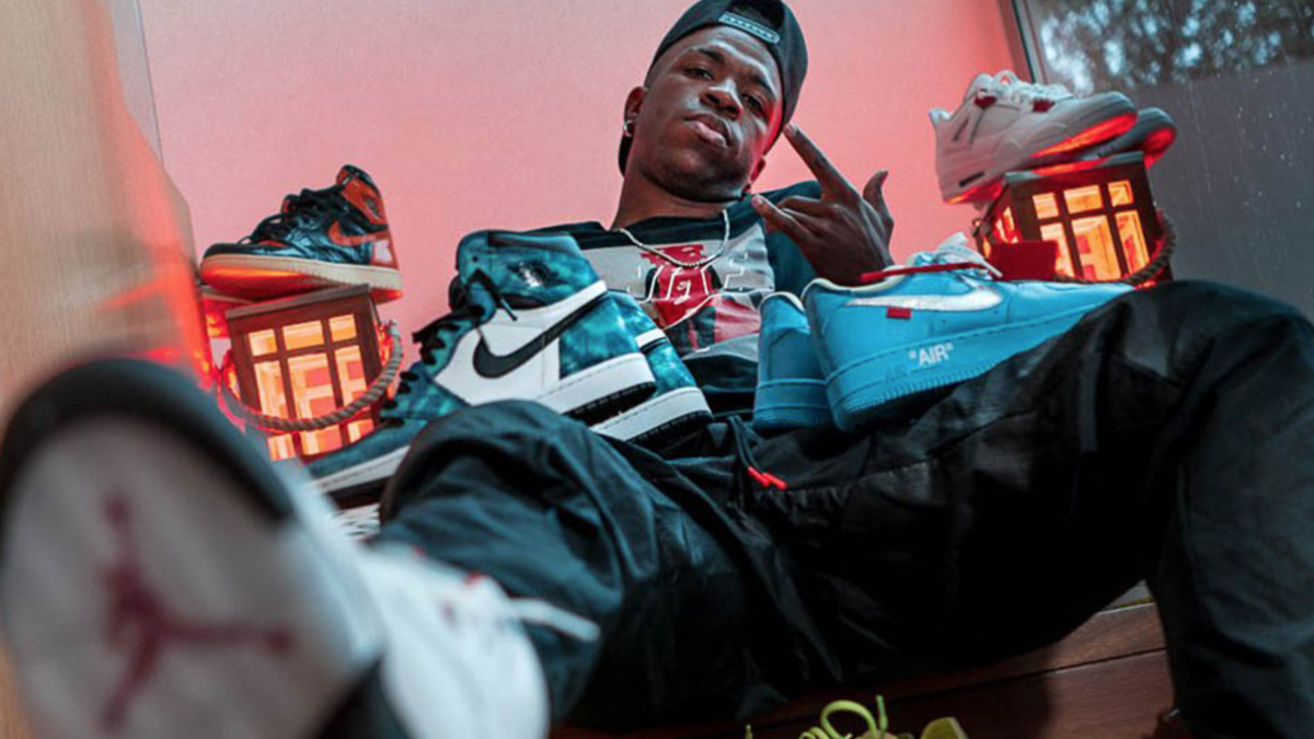 Vinicius posando con algunas de sus zapatillas