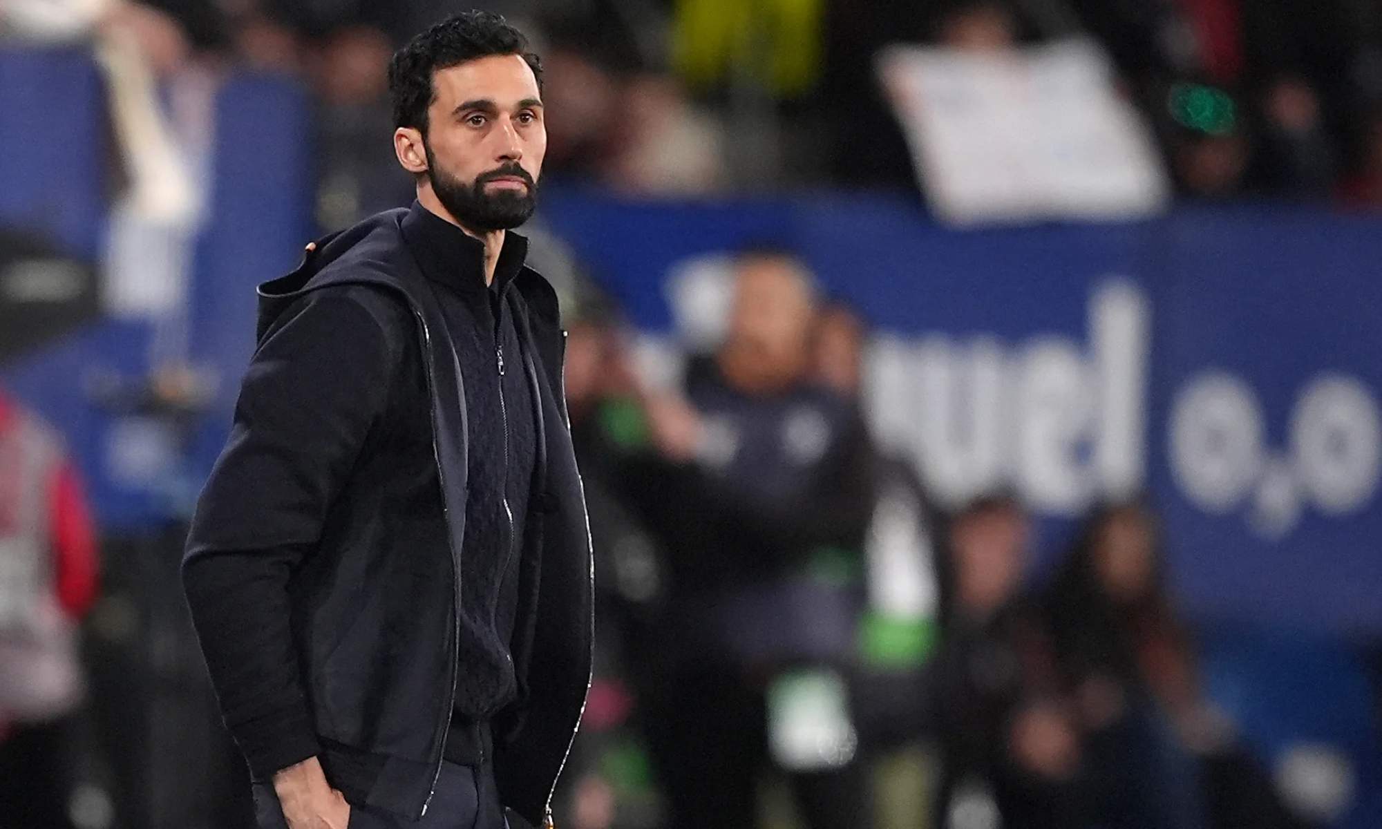 Álvaro Arbeloa, con rostro serio, en el área técnica de El Sadar durante el partido entre Osasuna y el Real Madrid del pasado sábado.