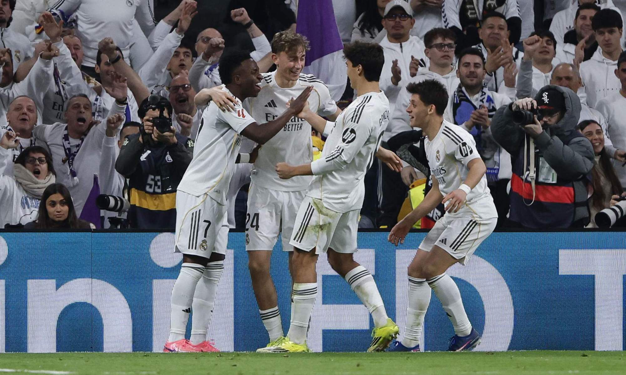 Vinicius Junior, Dean Huijsen, Gonzalo García y Arda Güler celebran un gol reciente del Real Madrid en un partido de Liga.