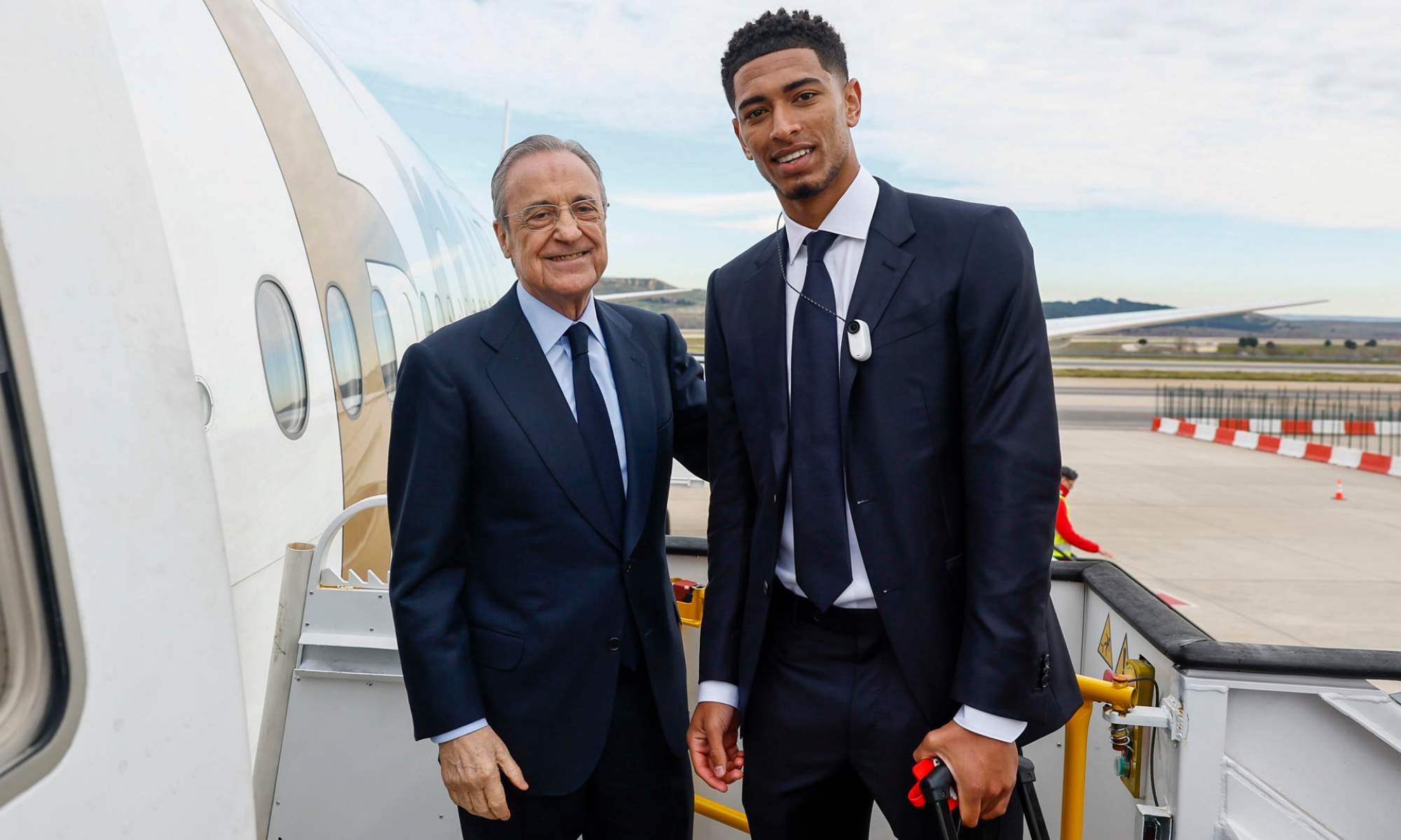 Florentino Pérez, con Jude Bellingham, durante un vuelo del Real Madrid previo a un partido.
