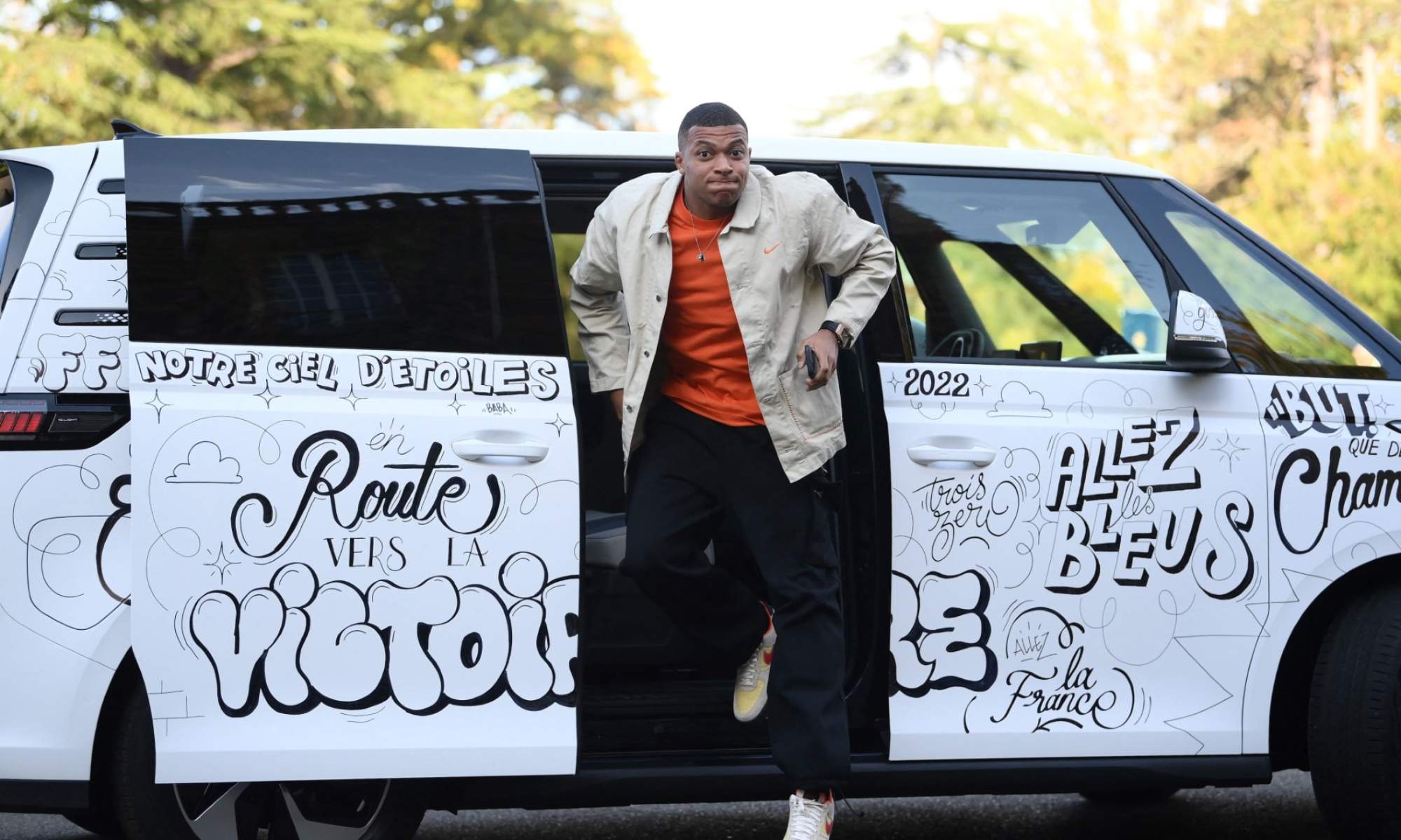 Kylian Mbappé, bajándose de un coche en su llegada a una concentración con la Selección francesa.