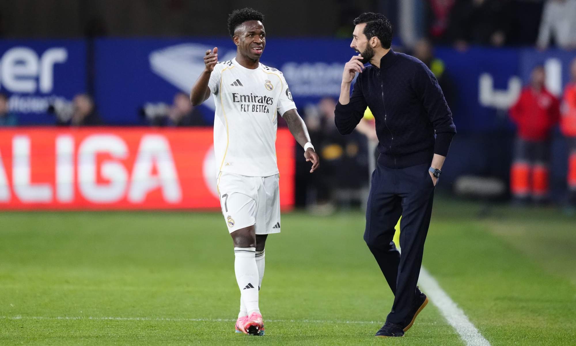 Arbeloa se detiene ante el vestuario y opina sin filtros de las críticas: "Lo de fuera me importa un pimiento"