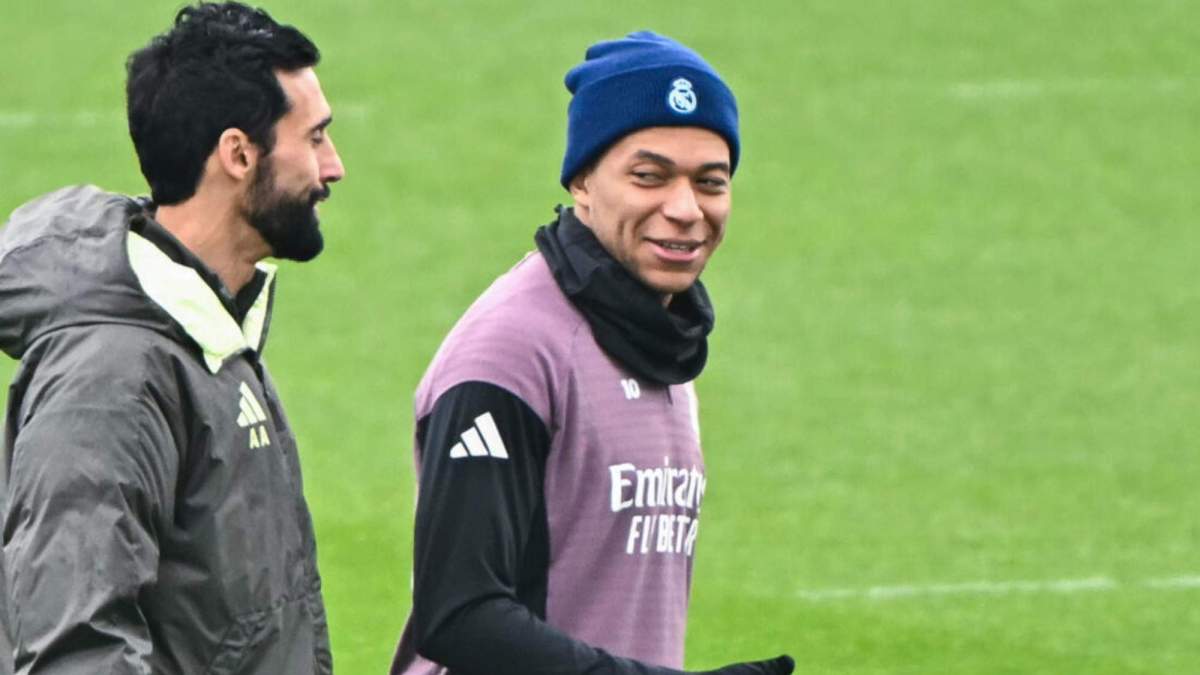 Álvaro Arbeloa y Kylian Mbappé, durante un entrenamiento del Real Madrid en Valdebebas.