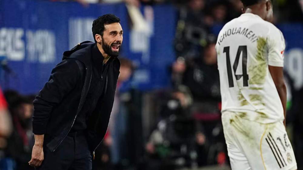 Álvaro Arbeloa, dando instrucciones a sus jugadores durante el partido del Madrid contra Osasuna. Álvaro Arbeloa, dando instrucciones a sus jugadores durante el partido del Madrid contra Osasuna.