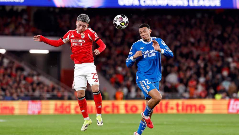 Trent Alexander-Arnold y Gianluca Prestianni, peleando un balón aéreo en el partido de la semana pasada entre el Benfica y el Real Madrid.