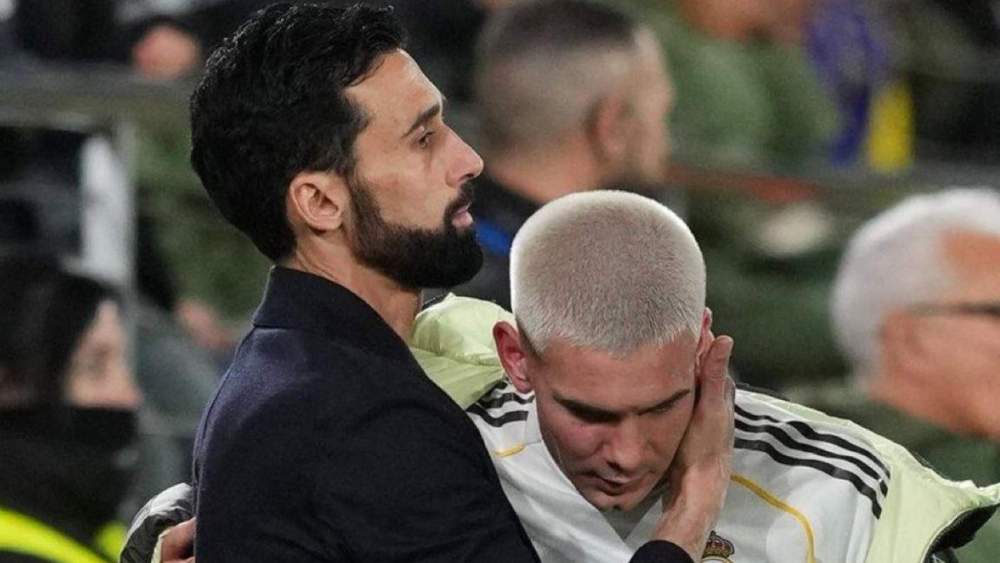 Álvaro Arbeloa y Franco Mastantuono, en un partido de esta temporada.