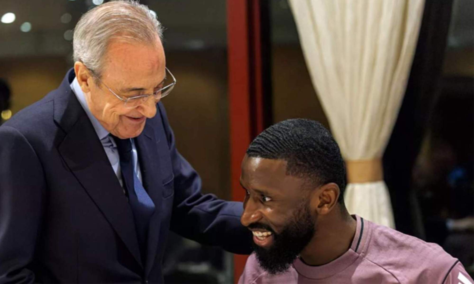 Florentino Pérez y Antonio Rüdiger en una concentración del Real Madrid. 