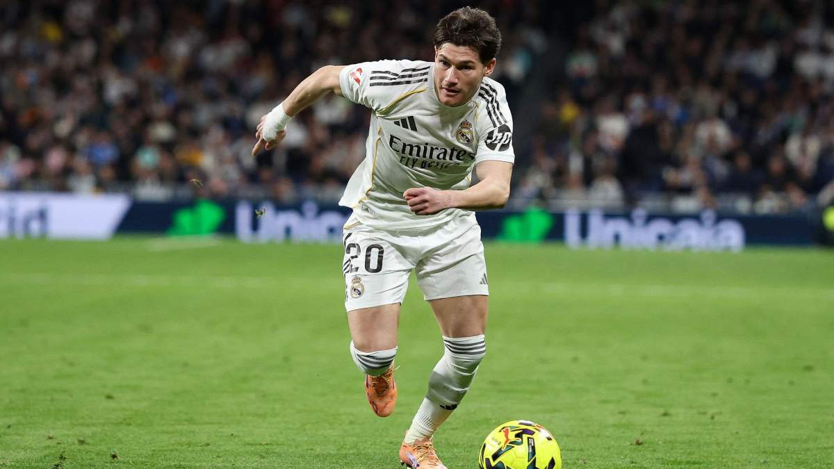 Fran García disputando un partido con el Real Madrid. 