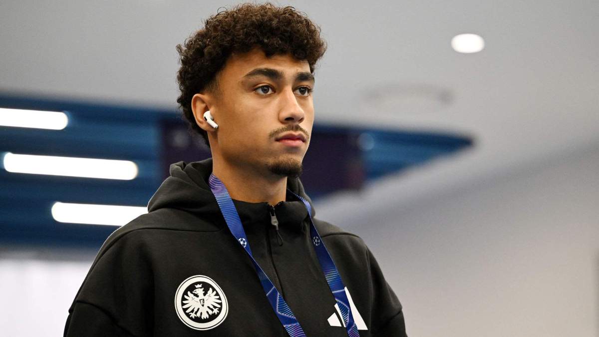 Nathaniel Brown antes de jugar un partido con el Eintracht de Frankfurt. 