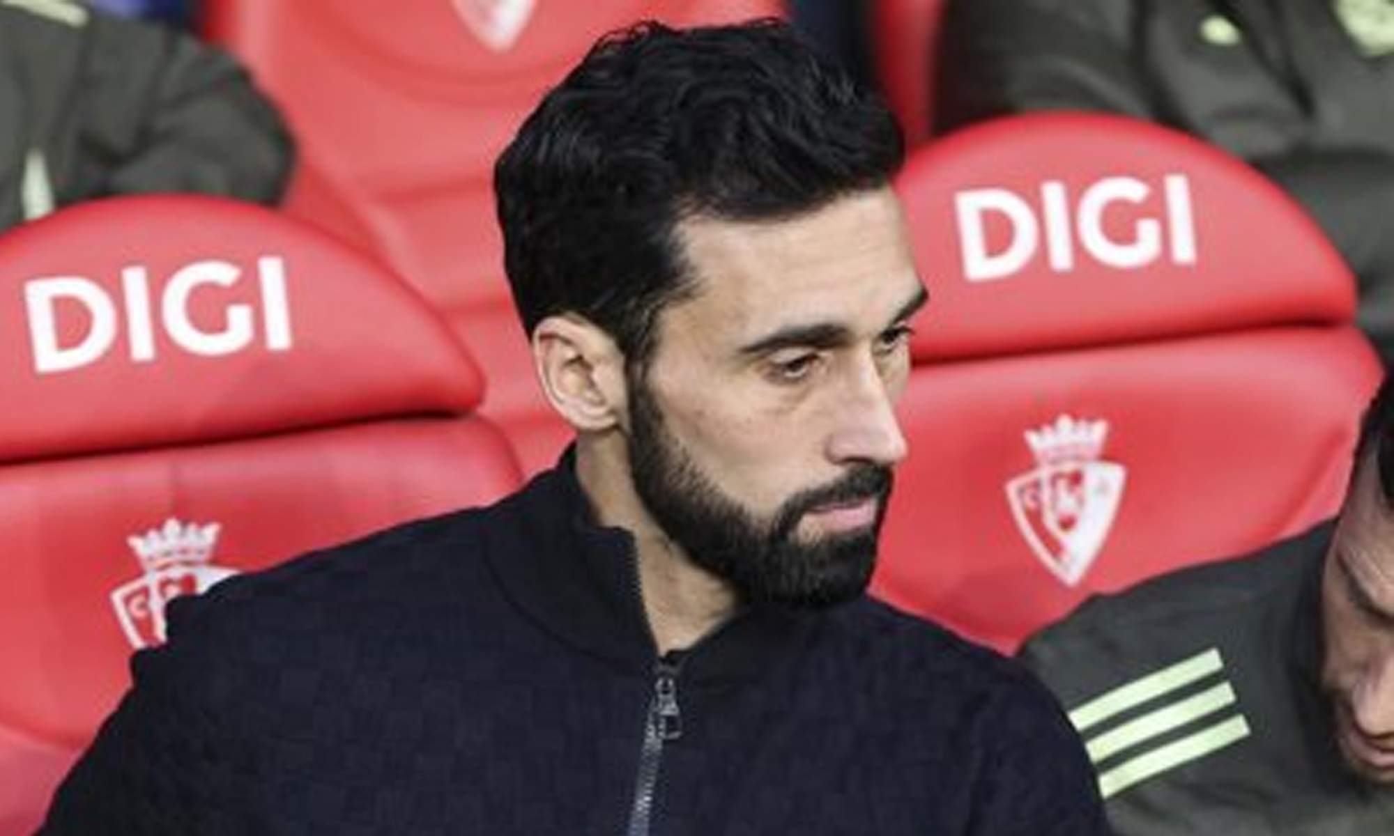 Álvaro Arbeloa sentado en el banquillo del Real Madrid.