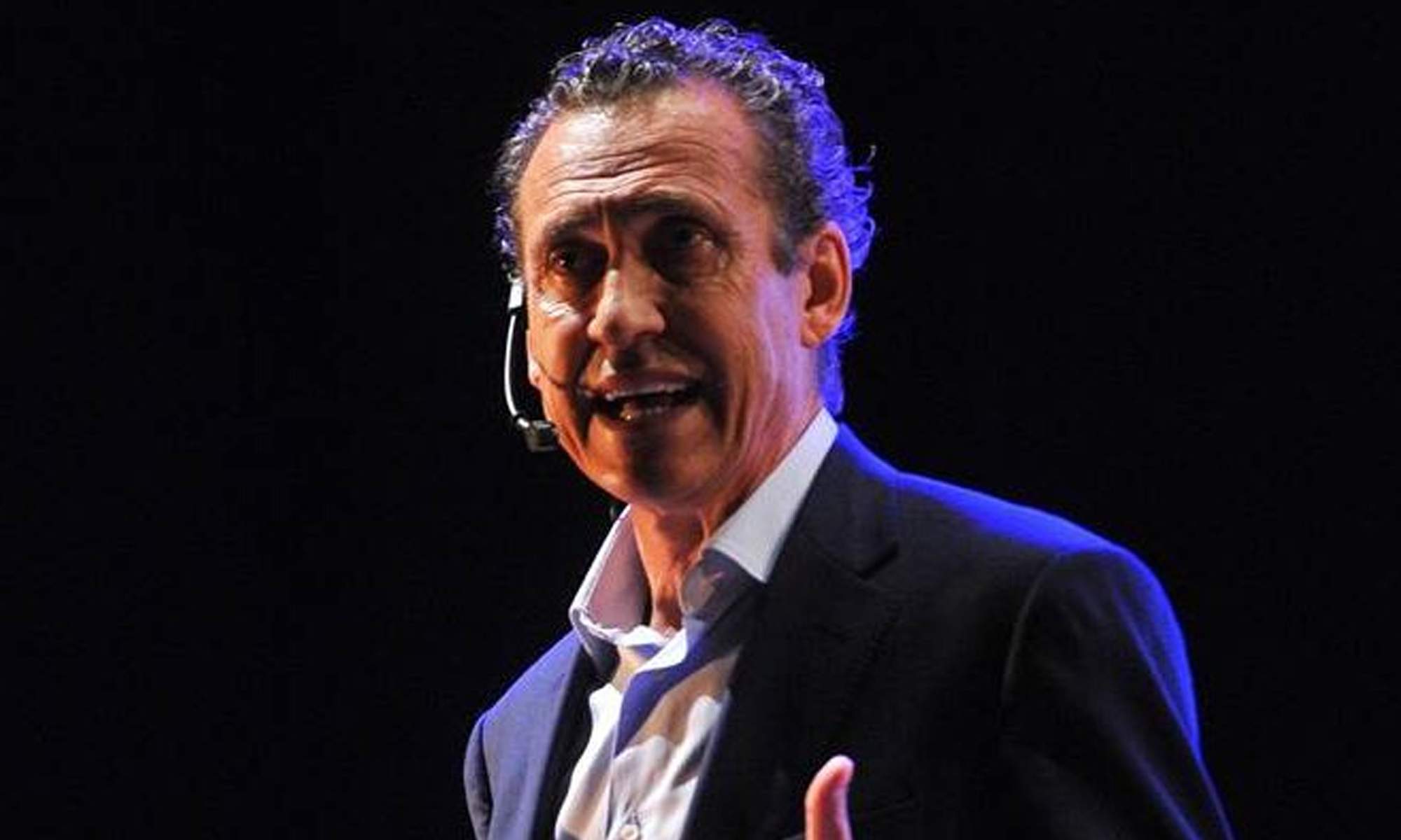 Jorge Valdano dando una conferencia. 