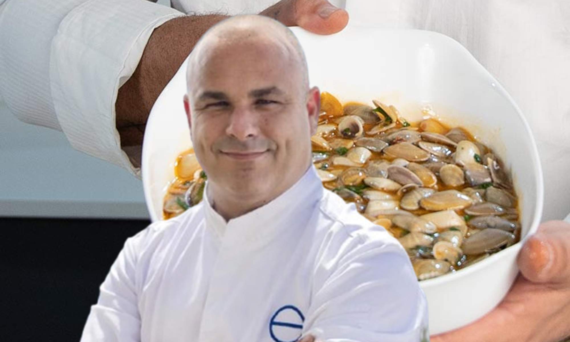 El chef Ángel León y unas coquinas frescas.