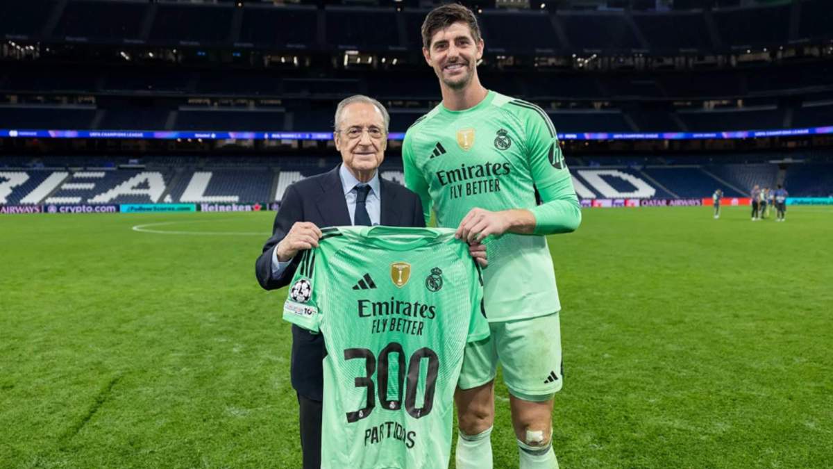 Courtois posando con la camisa conmemorativa de los 300 partidos