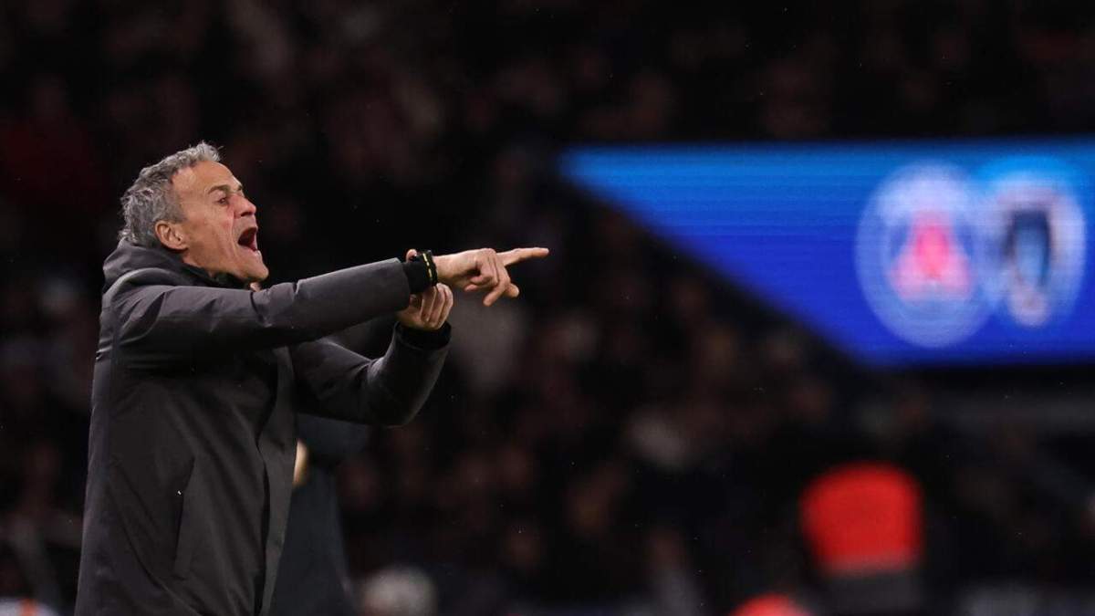 Luis Enrique dando órdenes durante un partido del PSG