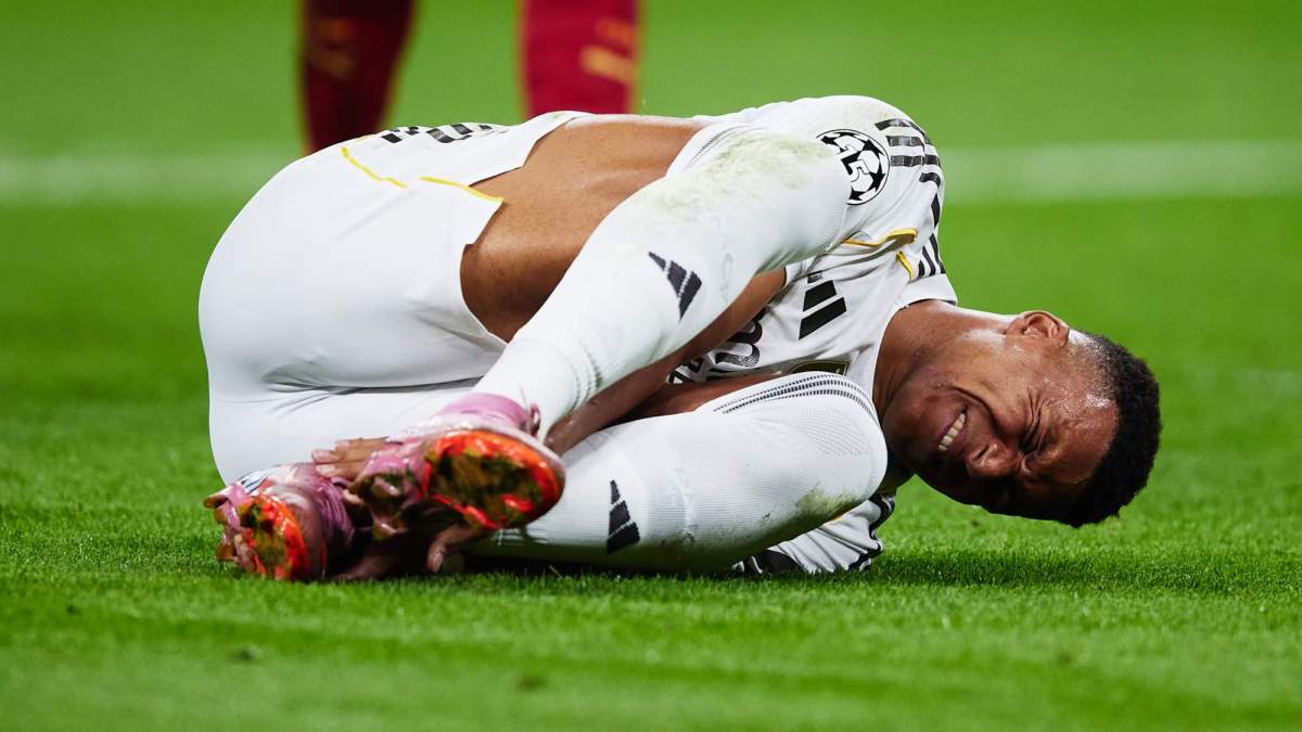 Kylian Mbappé, doliéndose en el suelo de su rodilla izquierda durante un partido de esta temporada con el Real Madrid. Kylian Mbappé, doliéndose en el suelo de su rodilla izquierda durante un partido de esta temporada con el Real Madrid.