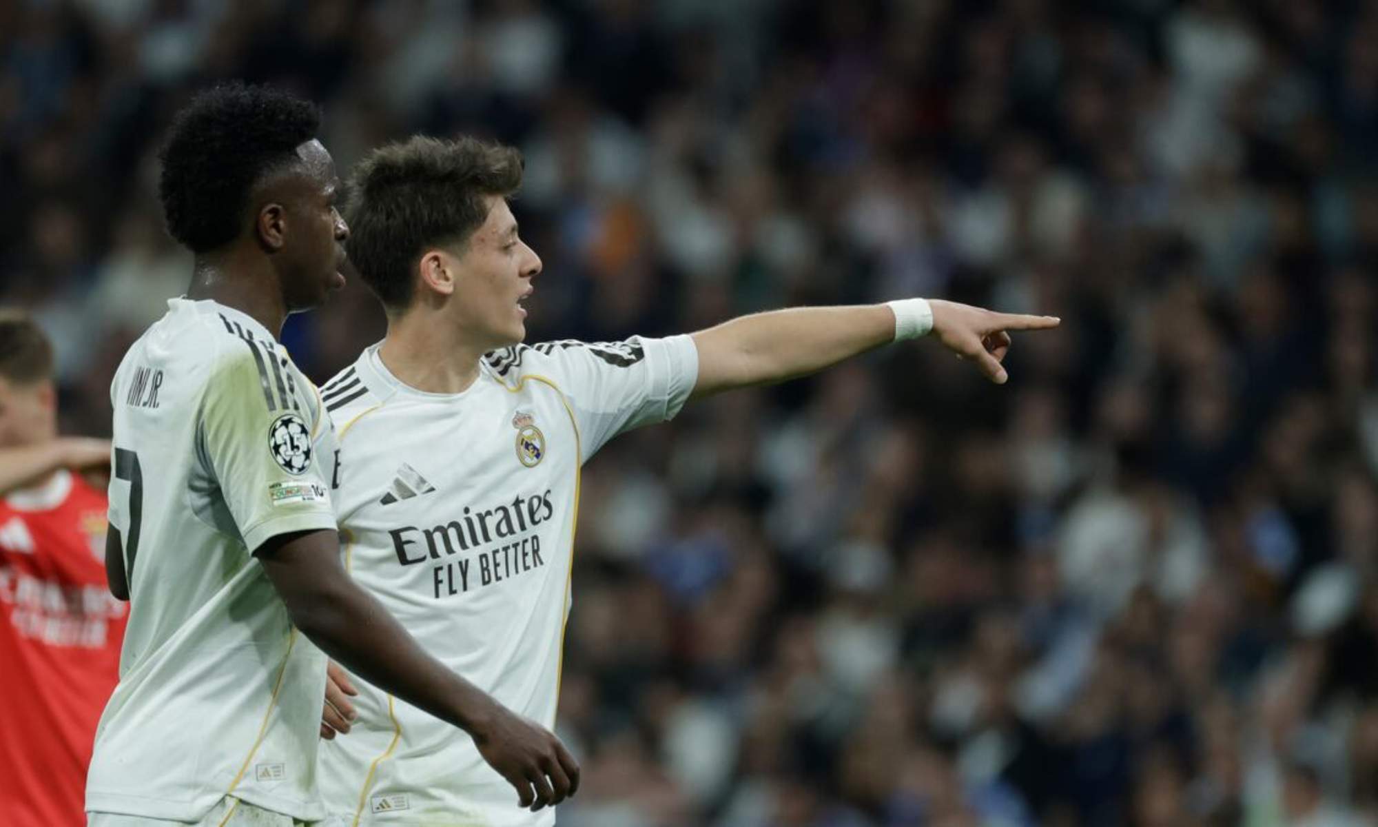 Vinicius Junior y Arda Güler, hablando durante un momento del partido contra el Benfica.