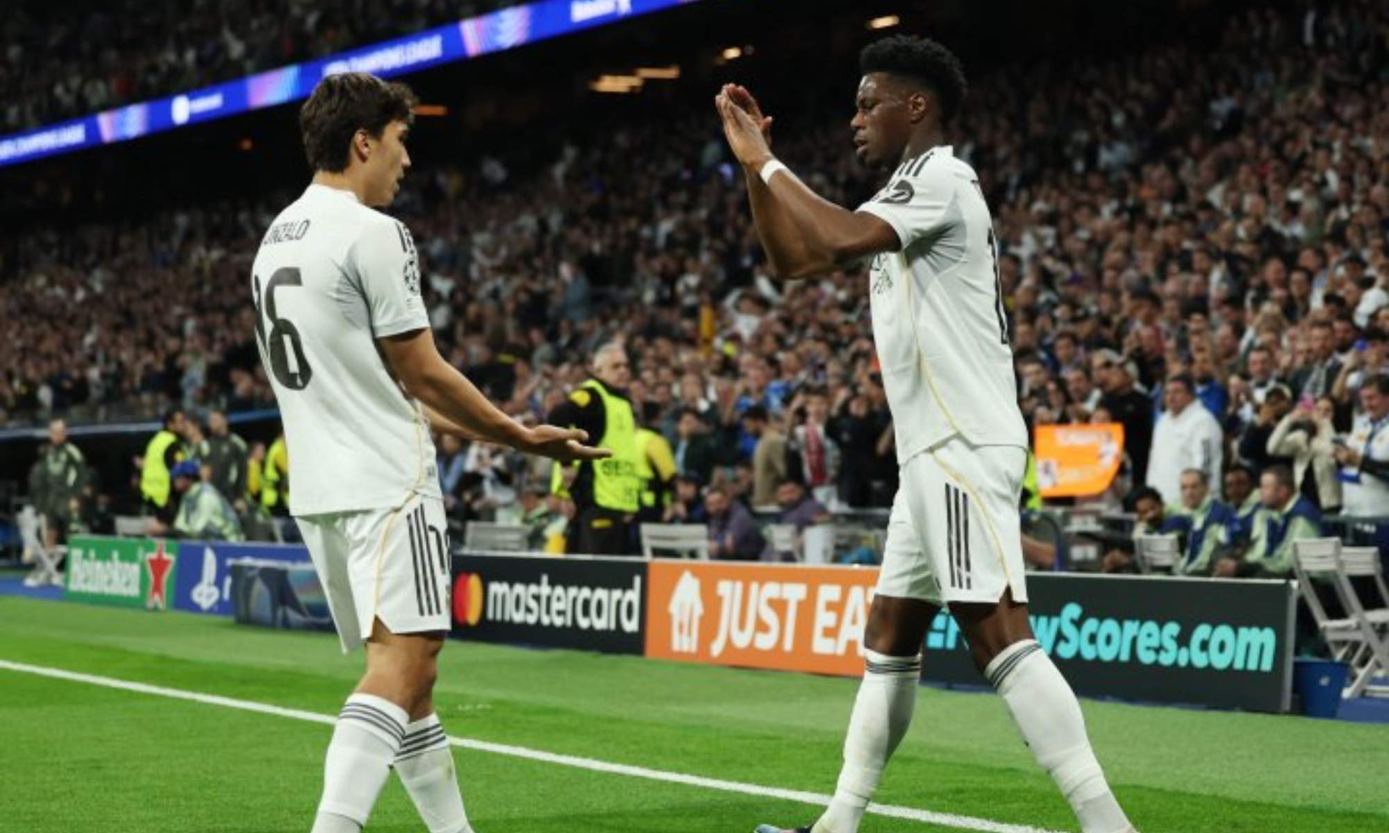 Aurelién Tchouameni, celebrando su gol con Gonzalo García en el partido ante el Benfica.
