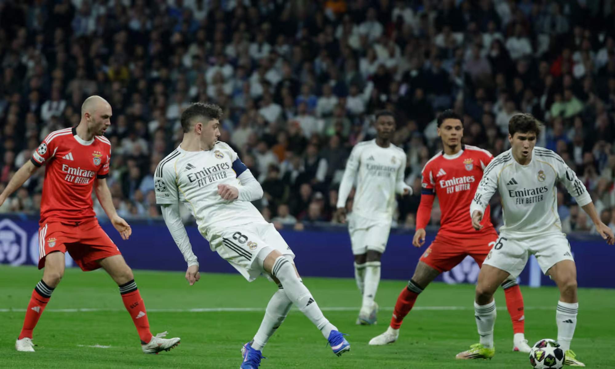 Fede Valverde, compartiendo el balón en una jugada ofensiva del Madrid en el choque contra el Benfica.