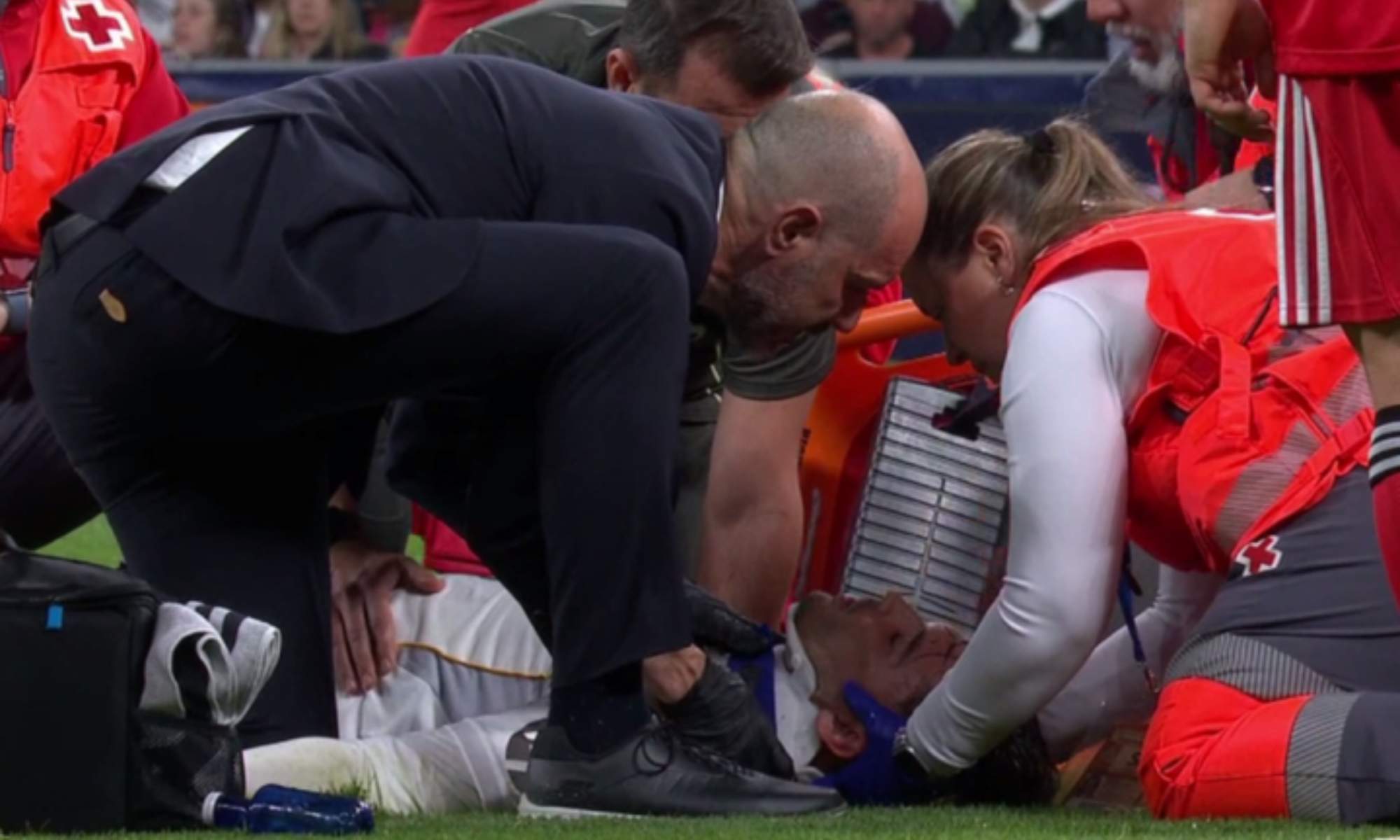 Raúl Asencio ha tenido que abandonar el césped del Santiago Bernabéu en una camilla por un duro golpe en la zona de las cervicales.