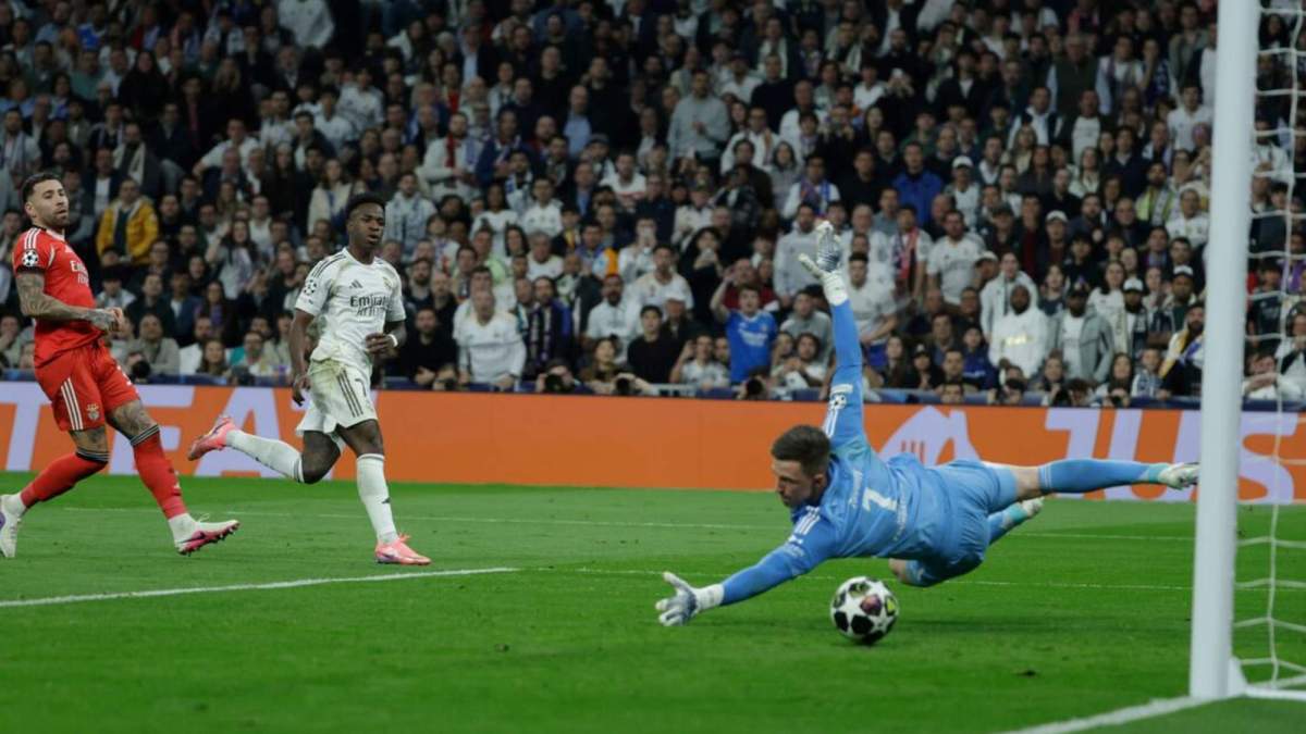 Vinicius Junior, en el momento de su disparo para anotar el segundo gol del Real Madrid ante el Benfica.
