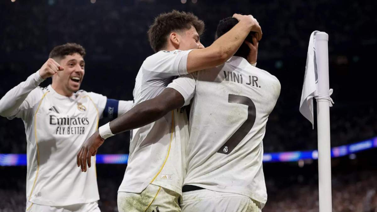 Fede Valverde celebrando el gol de Vinicius junto al brasileño y Arda Güler