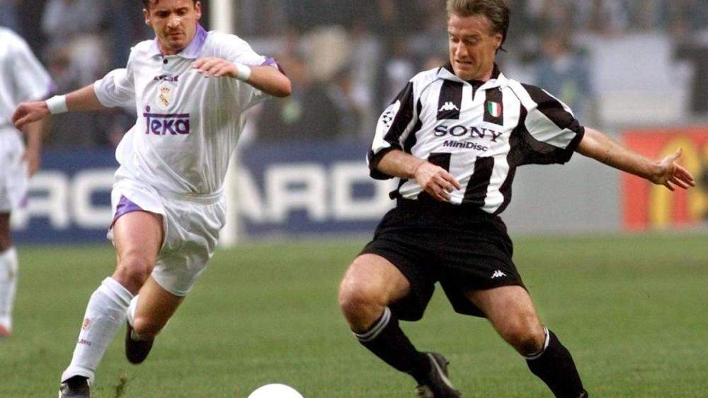Mijatovic jugando un partido con el Real Madrid.