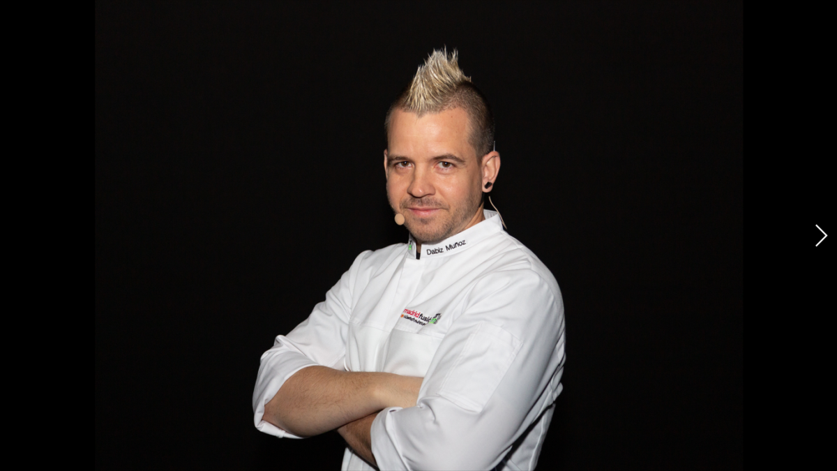 Dabiz Muñoz posando para una entrevista. 