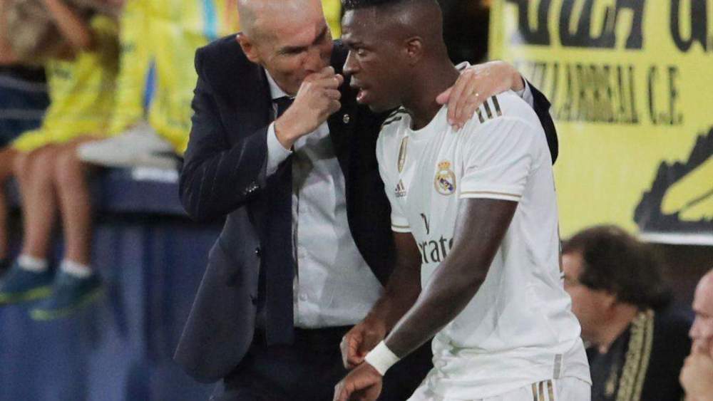 Zinedine Zidane y Vinícius Júnior en un partido del Real Madrid. 
