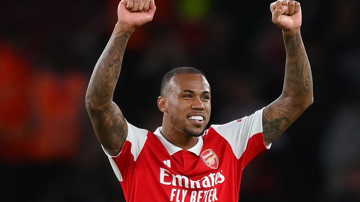 Gabriel Magalhães disputando un partido con el Arsenal.