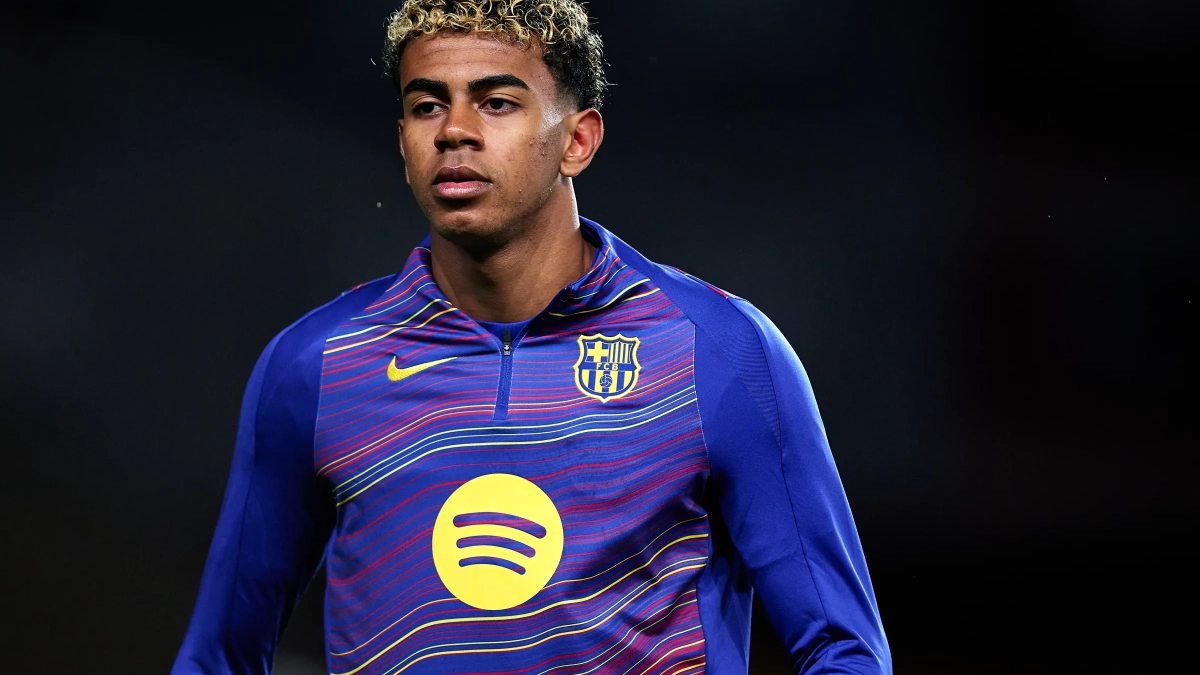 Lamine Yamal en un calentamiento con el Barcelona. 