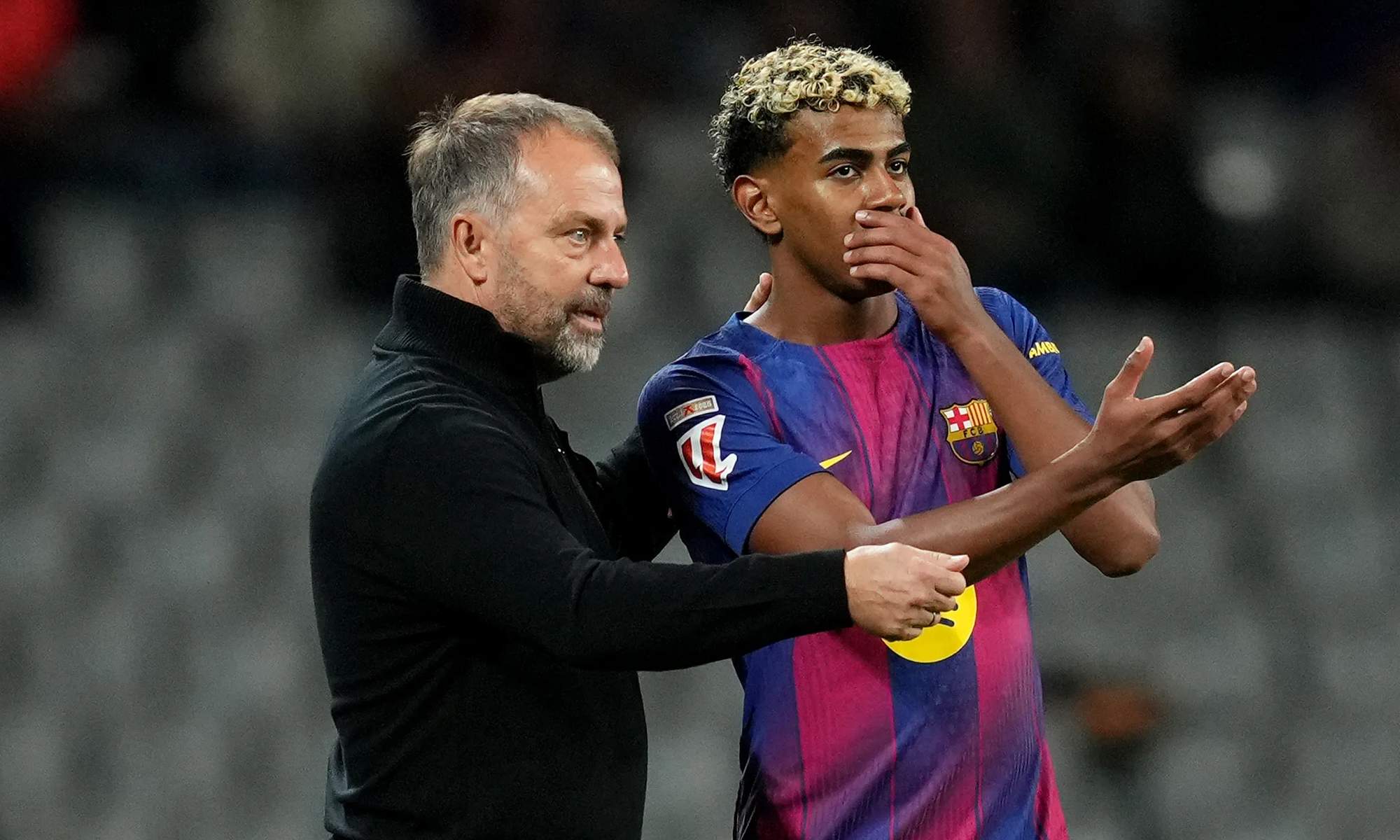 Lamine Yamal y Hansi Flick en un partido del Barcelona. 