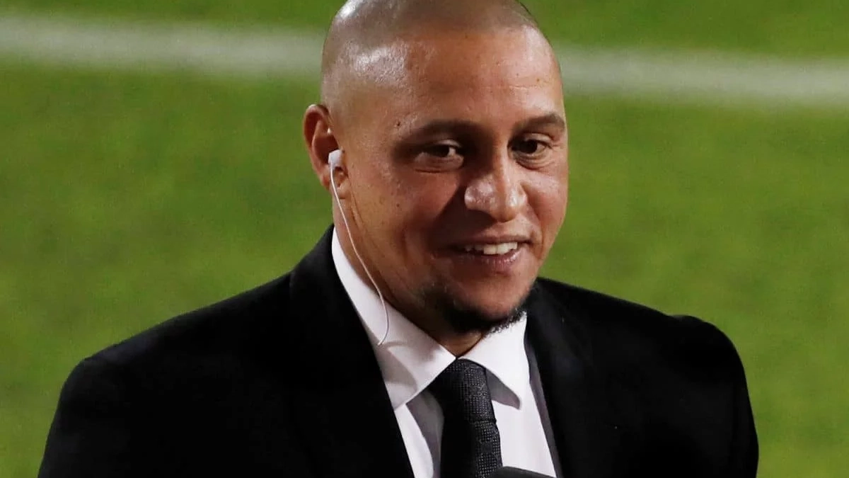 Roberto Carlos comentando un partido de fútbol. 