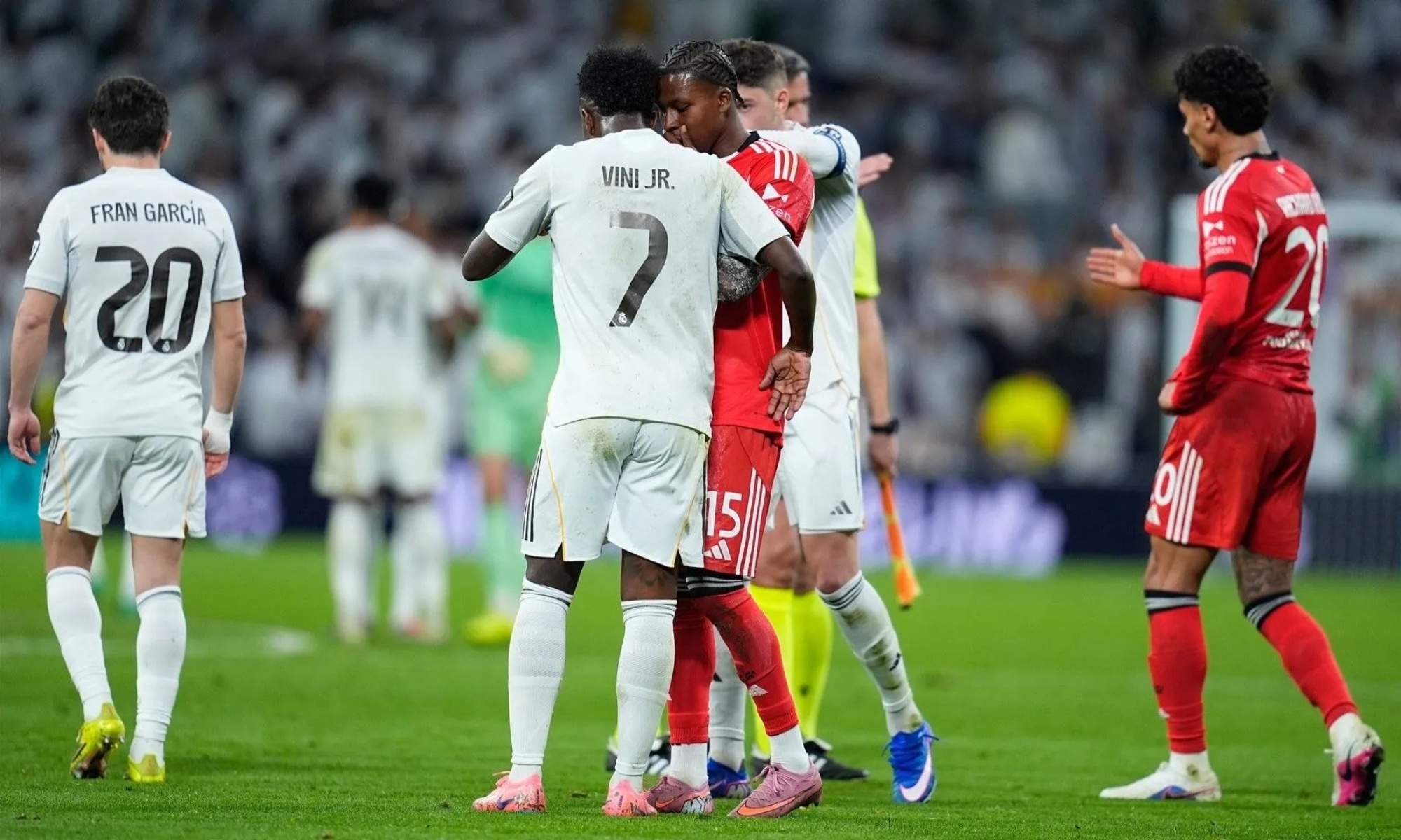 El palo de Prestianni a su compañero Sidny Lopes por pedirle a Vinicius la camiseta tras el partido entre Real Madrid y Benfica