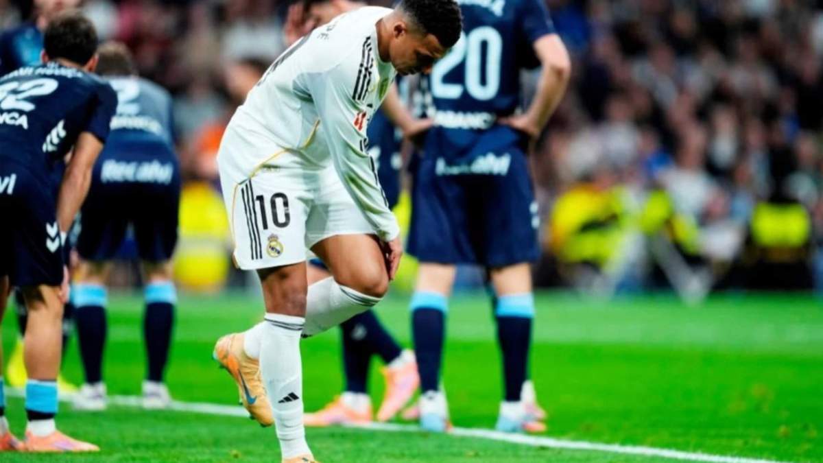 Kylian Mbappé doliéndose de la rodilla en un partido del Real Madrid