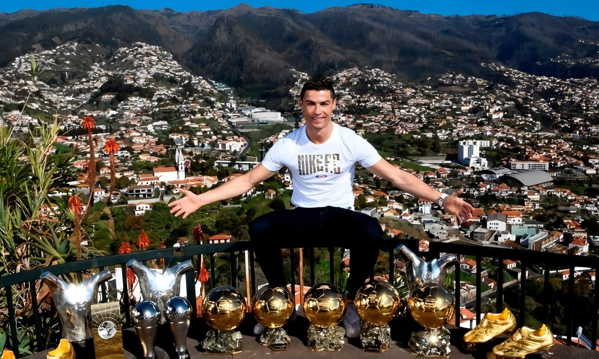 Cristiano Ronaldo, posando en su Madeira natal con un sinfín de premios individuales logrados a lo largo de su brillante carrera.