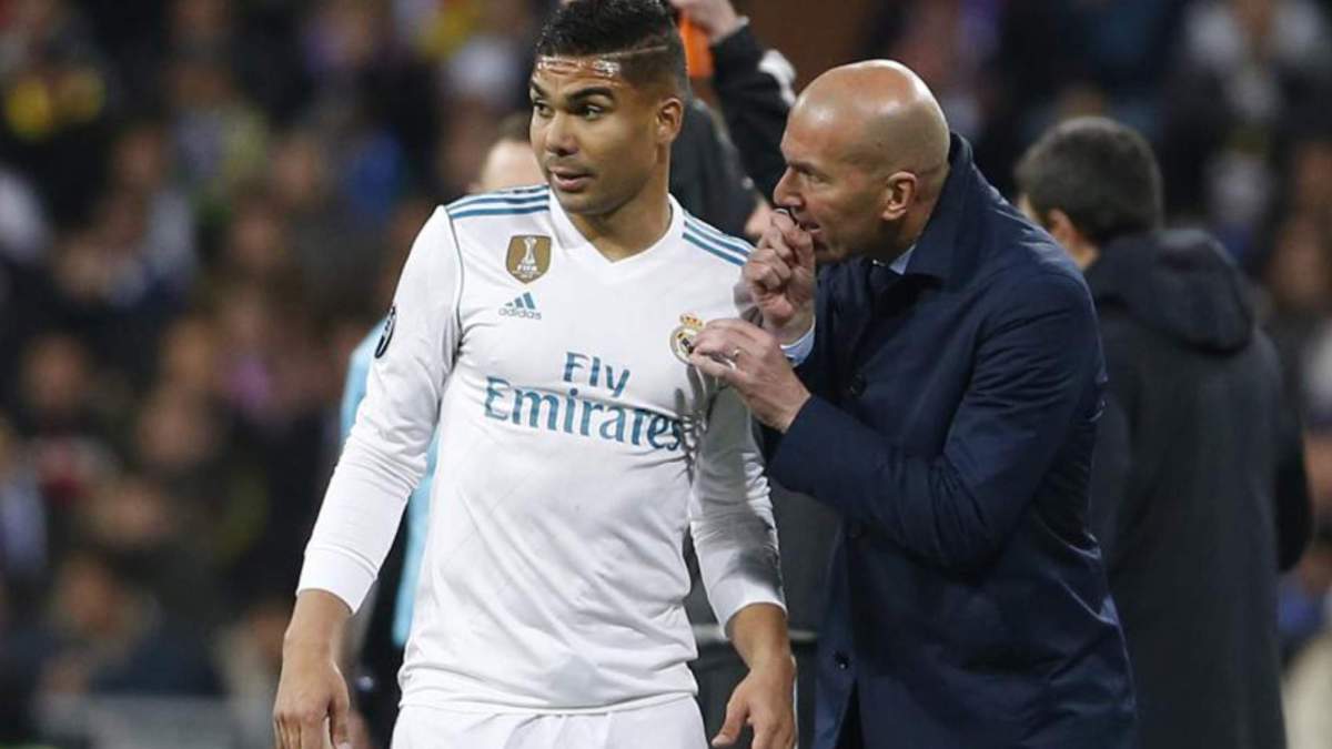 Casemiro y Zinedine Zidane, hablando durante un partido del Real Madrid.