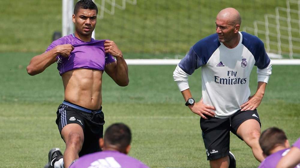 Casemiro y Zidane, realizando una sesión de entrenamiento del Real Madrid en la Ciudad Deportiva de Valdebebas.