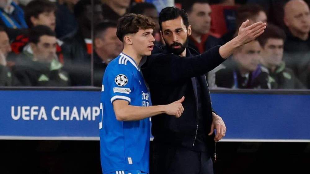 Thiago Pitarch y Álvaro Arbeloa, hablando antes del debut del futbolista con el primer equipo madridista en Da Luz ante el benfica. Thiago Pitarch y Álvaro Arbeloa, hablando antes del debut del futbolista con el primer equipo madridista en Da Luz ante el benfica.