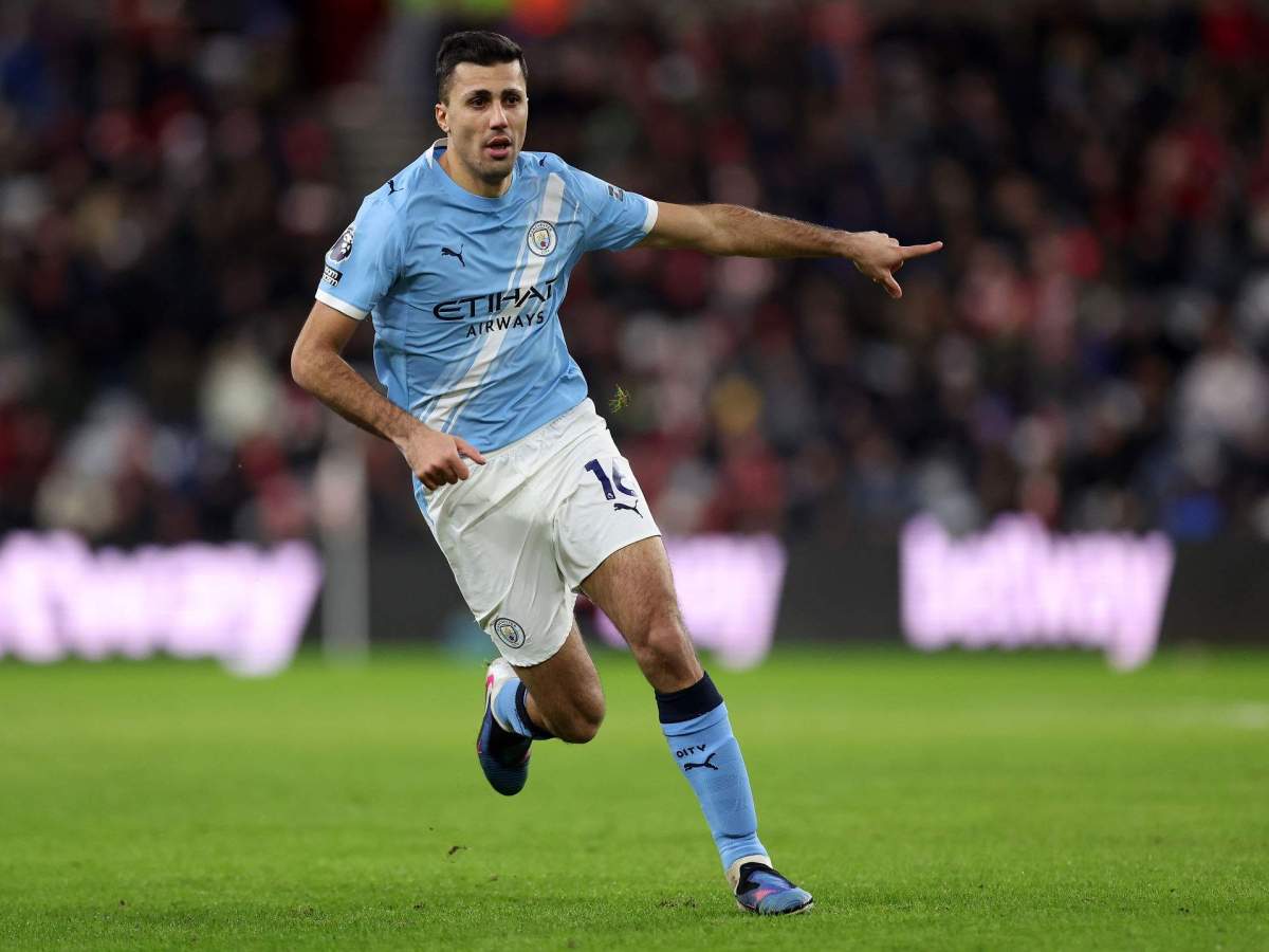 Rodri Hernández jugando un partido con el Manchester City.