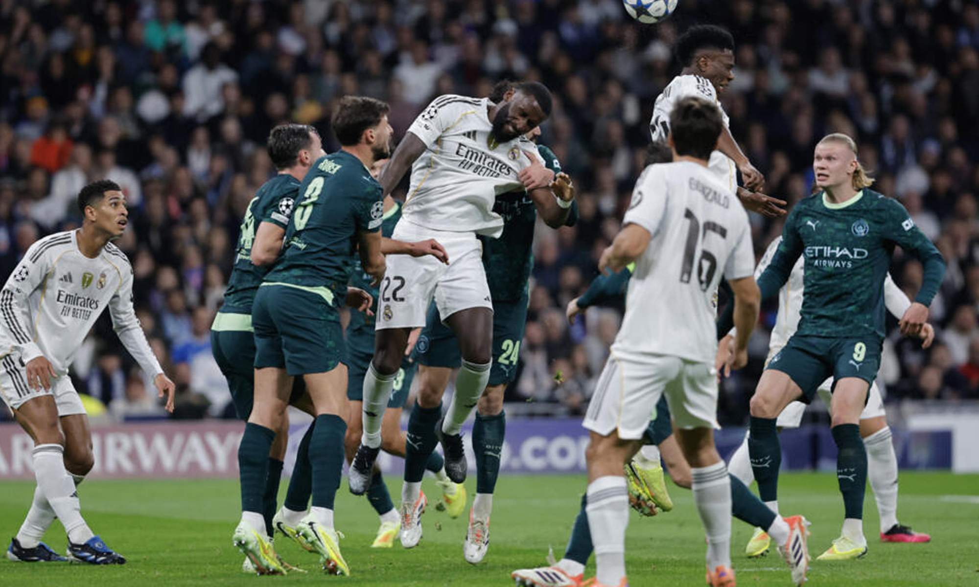 Jugadores del Real Madrid compitiendo un balón durante el Real Madrid - Manchester City. 