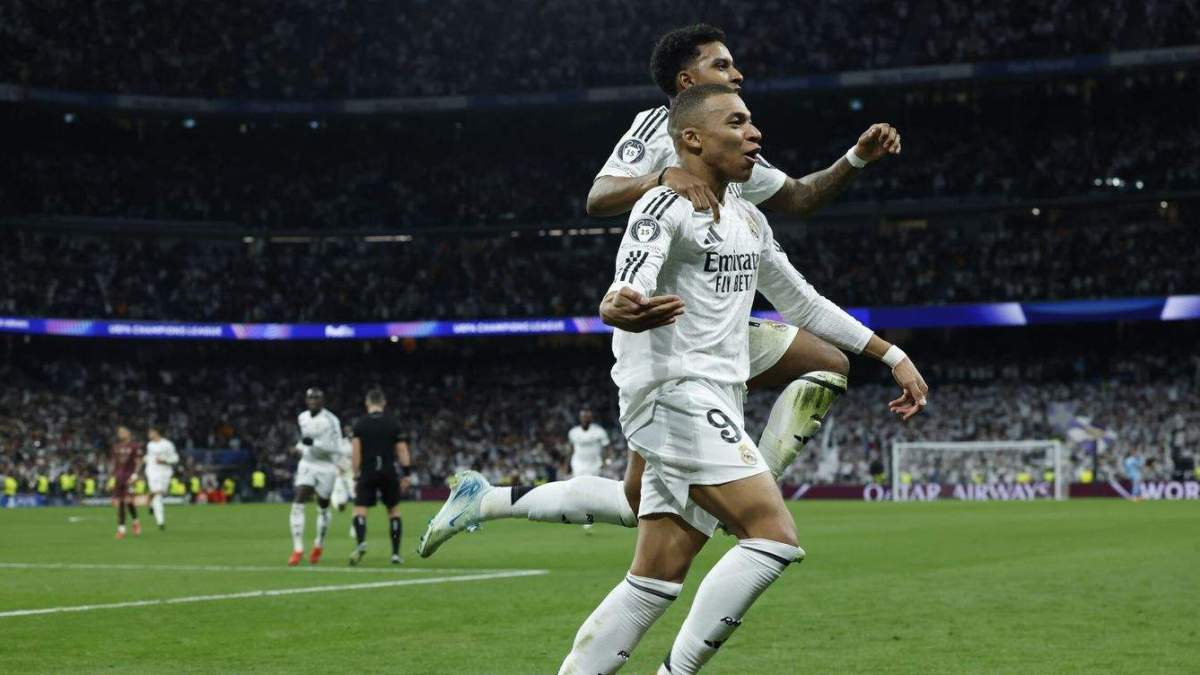 Kylian Mbappé celebrando un gol contra el Manchester City junto a Rodrygo.