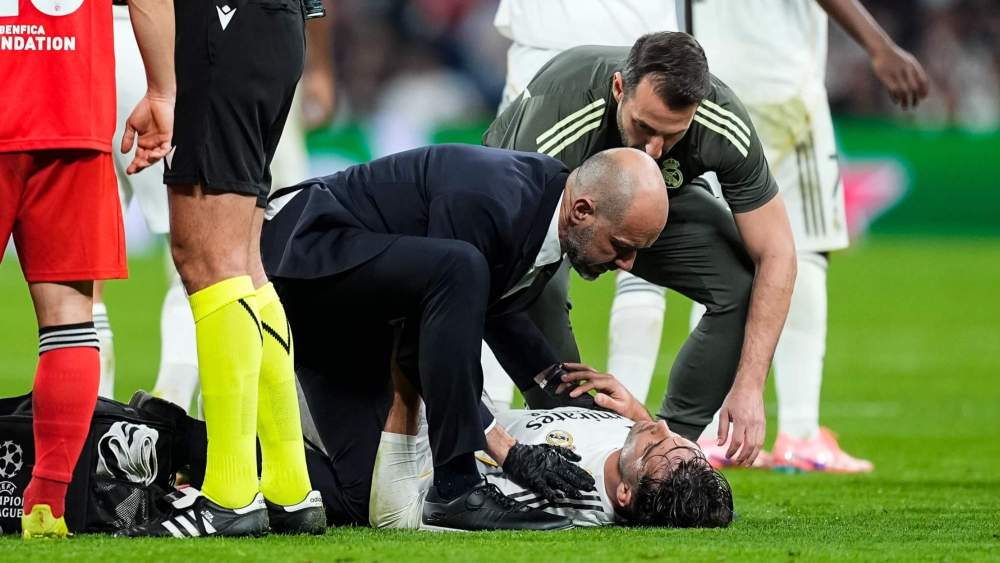 Raúl Asencio tuvo que ser intervenido por los servicios médicos del Real Madrid tras el golpe que recibió en la zona de las cervicales.